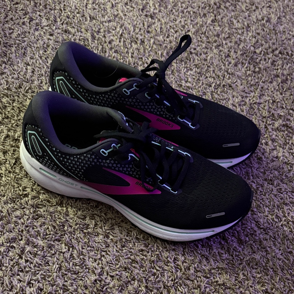 Brooks black and pink EUC